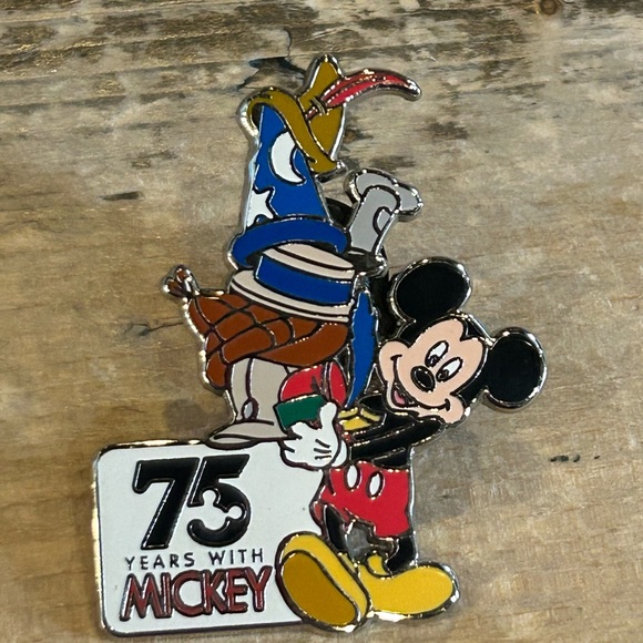 Disney Other - Mickey Mouse 75 years trading pin
